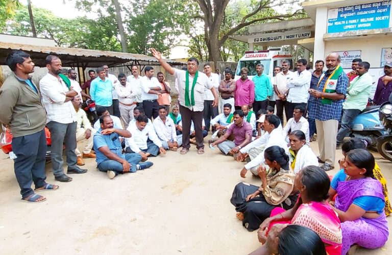 ಅರಣ್ಯ ಇಲಾಖೆ ಕಾರ್ಯವೈಖರಿ ವಿರೋಧಿಸಿ ವಿವಿಧ ಸಂಘಟನೆಗಳ ಮುಖಂಡರು ಶವಾಗಾರದ ಎದುರು ಪ್ರತಿಭಟನೆ