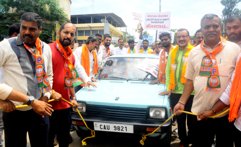 ಇಂಧನ ಬೆಲೆ ಏರಿಕೆ ಖಂಡಿಸಿ ಕಾರಿಗೆಹಗ್ಗ ಕಟ್ಟಿ ವಿನೂತನ ಪ್ರತಿಭಟನೆ