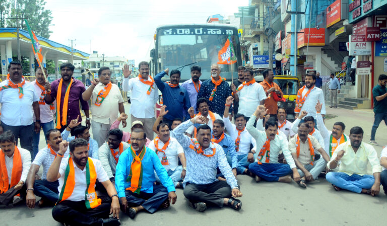 ತೈಲಬೆಲೆ ಏರಿಕೆ ಖಂಡಿಸಿ ಬಿಜೆಪಿ ಹನುಮಂತಪ್ಪ ವೃತ್ತದಲ್ಲಿ ರಸ್ತೆ ತಡೆ