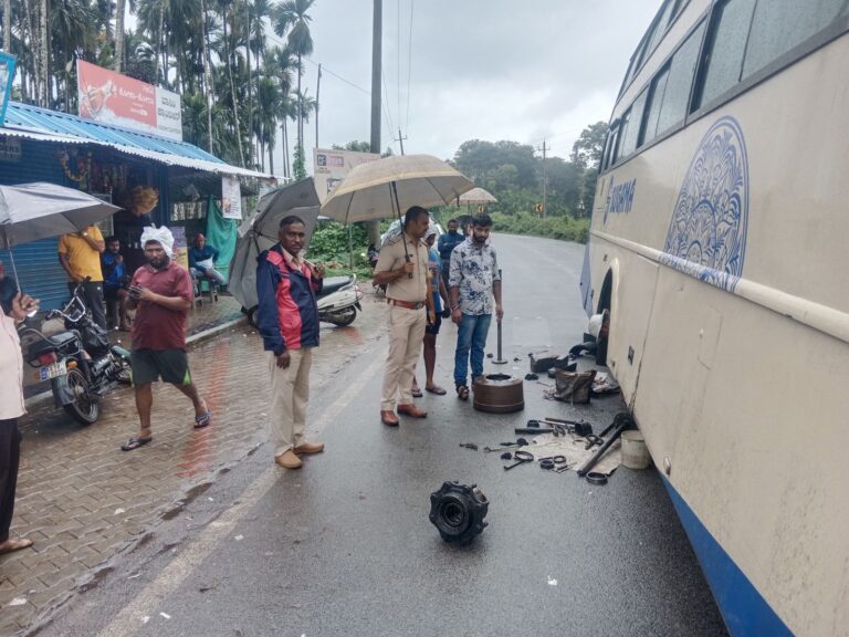 ಕಳಚಿ ಬಿದ್ದ ಚಲಿಸುತ್ತಿದ್ದ ಬಸ್ಸಿನ ಚಕ್ರಗಳು