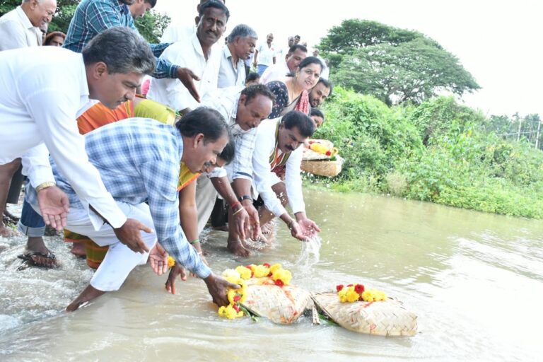 ಶಾಸಕ ಹೆಚ್.ಡಿ ತಮ್ಮಯ್ಯರಿಂದ ಕಳಸಾಪುರ ಹಿರೇಕೆರೆಗೆ ಬಾಗಿನ ಅರ್ಪಣೆ