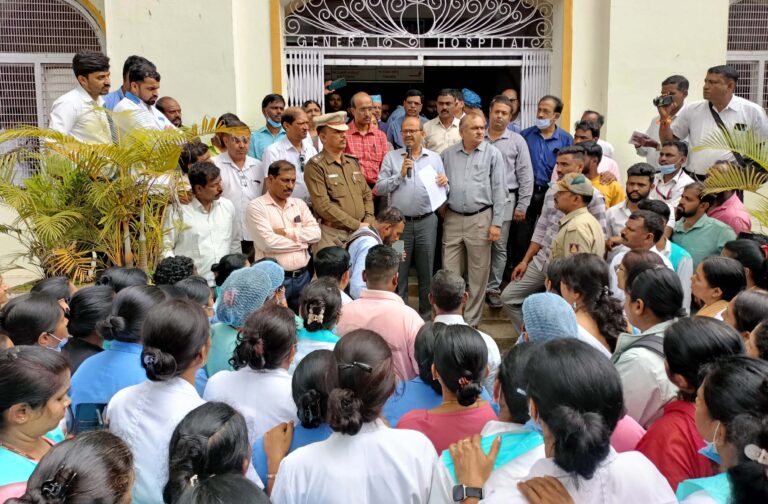 ವೈದ್ಯರ ಮೇಲೆ ಹಲ್ಲೆ ಖಂಡಿಸಿ ಆಸ್ಪತ್ರೆಯ ಎಲ್ಲಾ ವೈದ್ಯರು ಮತ್ತು ಸಿಬ್ಬಂದಿಗಳು ಕೆಲಸ ಸ್ಥಗಿತಗೊಳಿಸಿ ಪ್ರತಿಭಟನೆ