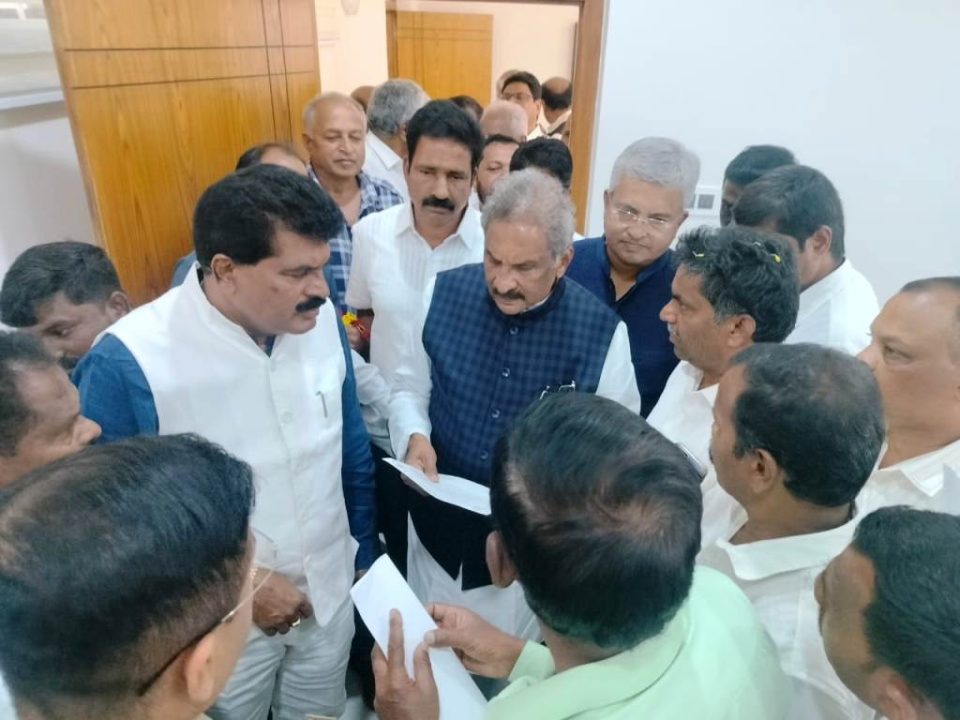 ದಸಂಸ ಮುಖಂಡರು ಜಿಲ್ಲಾ ಉಸ್ತುವಾರಿ ಸಚಿವ ಕೆ.ಜೆ.ಜಾರ್ಜ್ ಅವರಿಗೆ ಭಾನುವಾರ ಮನವಿ