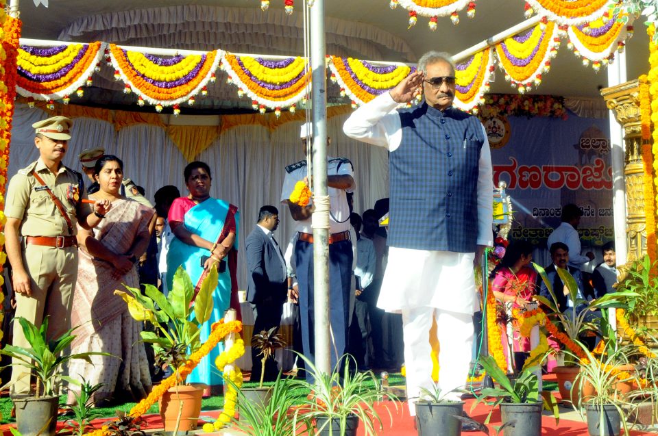 ಜಿಲ್ಲಾ ಆಟದ ಮೈದಾನದಲ್ಲಿ ಜಿಲ್ಲಾಡಳಿತ ಭಾನುವಾರ ಏರ್ಪಡಿಸಿದ್ದ ಗಣ ರಾಜ್ಯೋತ್ಸವದಲ್ಲಿ ಧ್ವಜಾರೋಹಣ