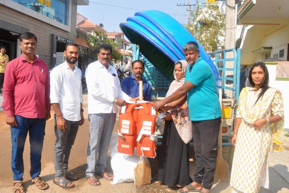 ಮೀನುಗಾರಿಕೆ ಇಲಾಖೆ ವತಿಯಿಂದ ನೀಡಲಾಗುವ ವಿವಿಧ ಸಲಕರಣೆಗಳನ್ನು ಮೀನುಗಾರ ಫಲಾನುಭವಿಗಳಿಗೆ ವಿತರಣೆ