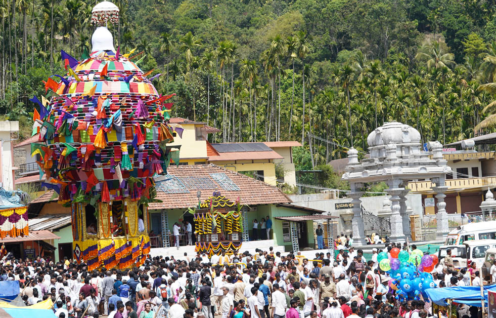 ವಿಜೃಂಭಣೆಯಿಂದ ಜರುಗಿದ ಹೊರನಾಡಿನ ಅನ್ನಪೂರ್ಣೇಶ್ವರಿ ರಥೋತ್ಸವ