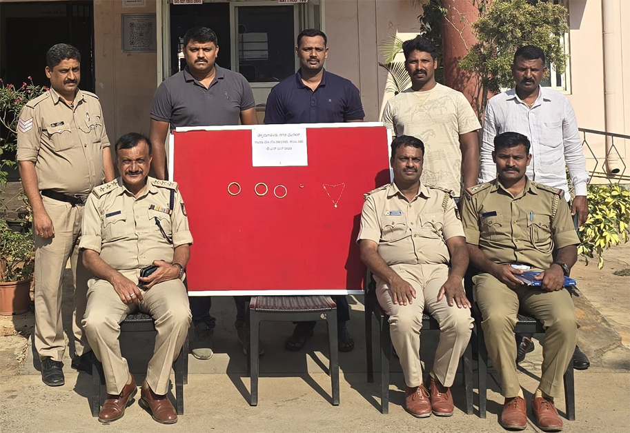 ಕಳ್ಳತನದ ಪ್ರಕರಣ ಆರೋಪಿ ಬಂಧನ-೮.೫೦ ಲಕ್ಷ ರೂ ಮೌಲ್ಯದ ಚಿನ್ನಾಭರಣ ವಶ