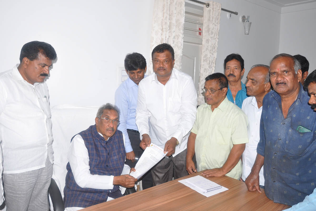ನಾರಾಯಣಗುರು ಸಮುದಾಯ ಭವನಕ್ಕೆ ಅನುದಾನ ಕೋರಿ ಜಿಲ್ಲಾ ಸಚಿವರಿಗೆ ಮನವಿ