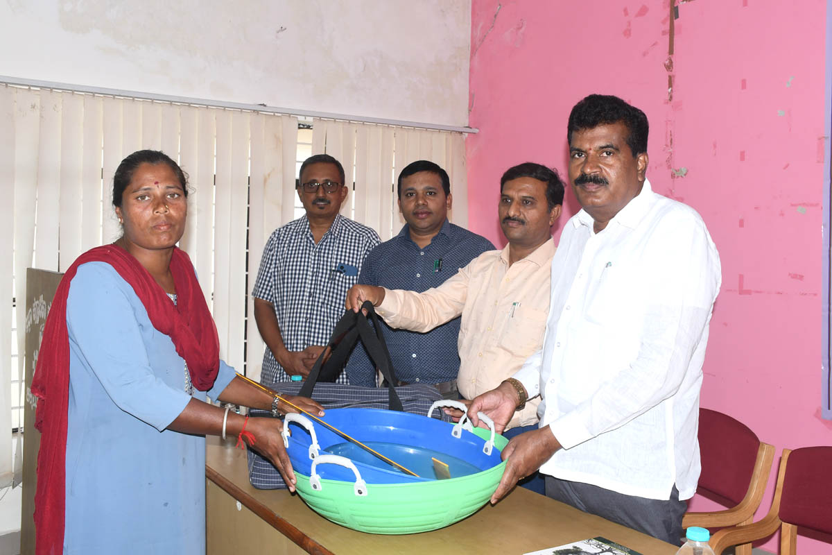 ವೃತ್ತಿಪರ ಕುಶಲಕರ್ಮಿ ಯೋಜನೆಯಡಿ ವಿವಿಧ ಸವಲತ್ತುಗಳ ವಿತರಣೆ