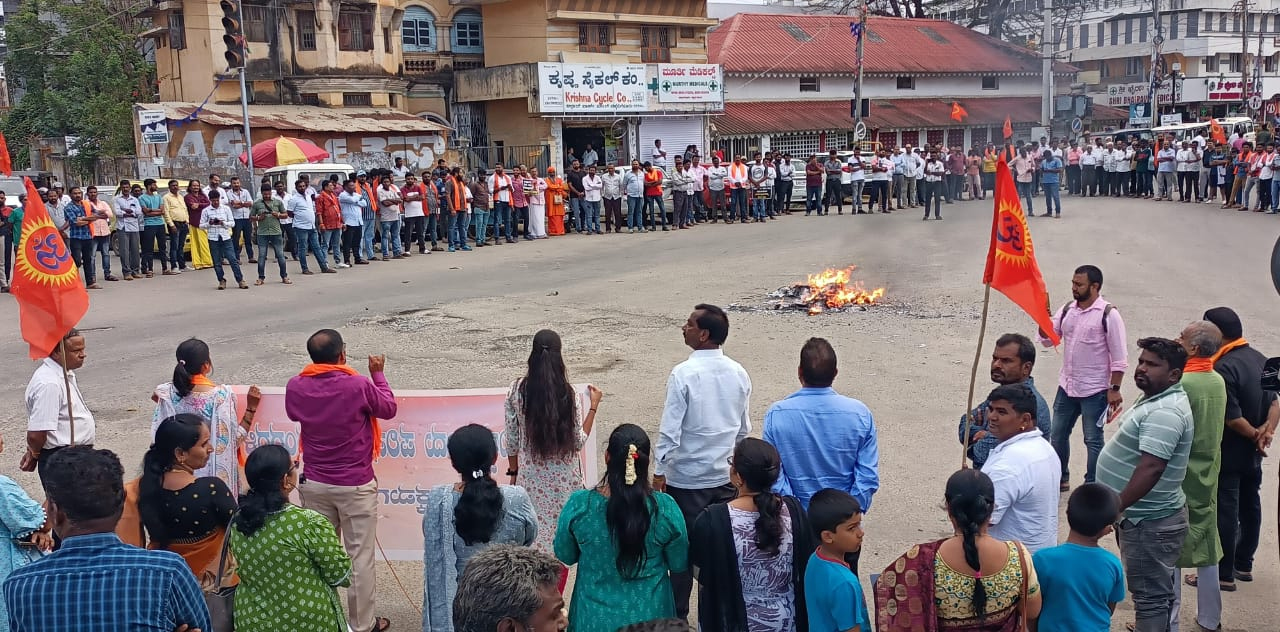 ಪ್ರವಾಸಿಗರ ಹತ್ಯೆ ಹತ್ಯೆ ಖಂಡಿಸಿ ವಿಶ್ವ ಹಿಂದೂ ಪರಿಷತ್-ಬಜರಂಗದಳ ಬೃಹತ್ ಪ್ರತಿಭಟನೆ