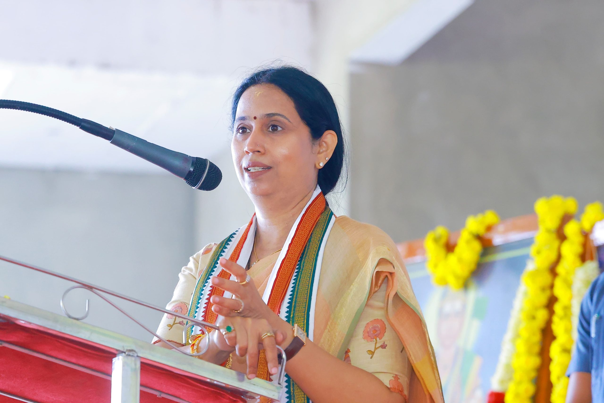 ಸಚಿವೆ ಲಕ್ಷ್ಮೀ ಹೆಬ್ಬಾಳ್ಕರ್ ಭರ್ಜರಿ ರೋಡ್ ಷೋ:
