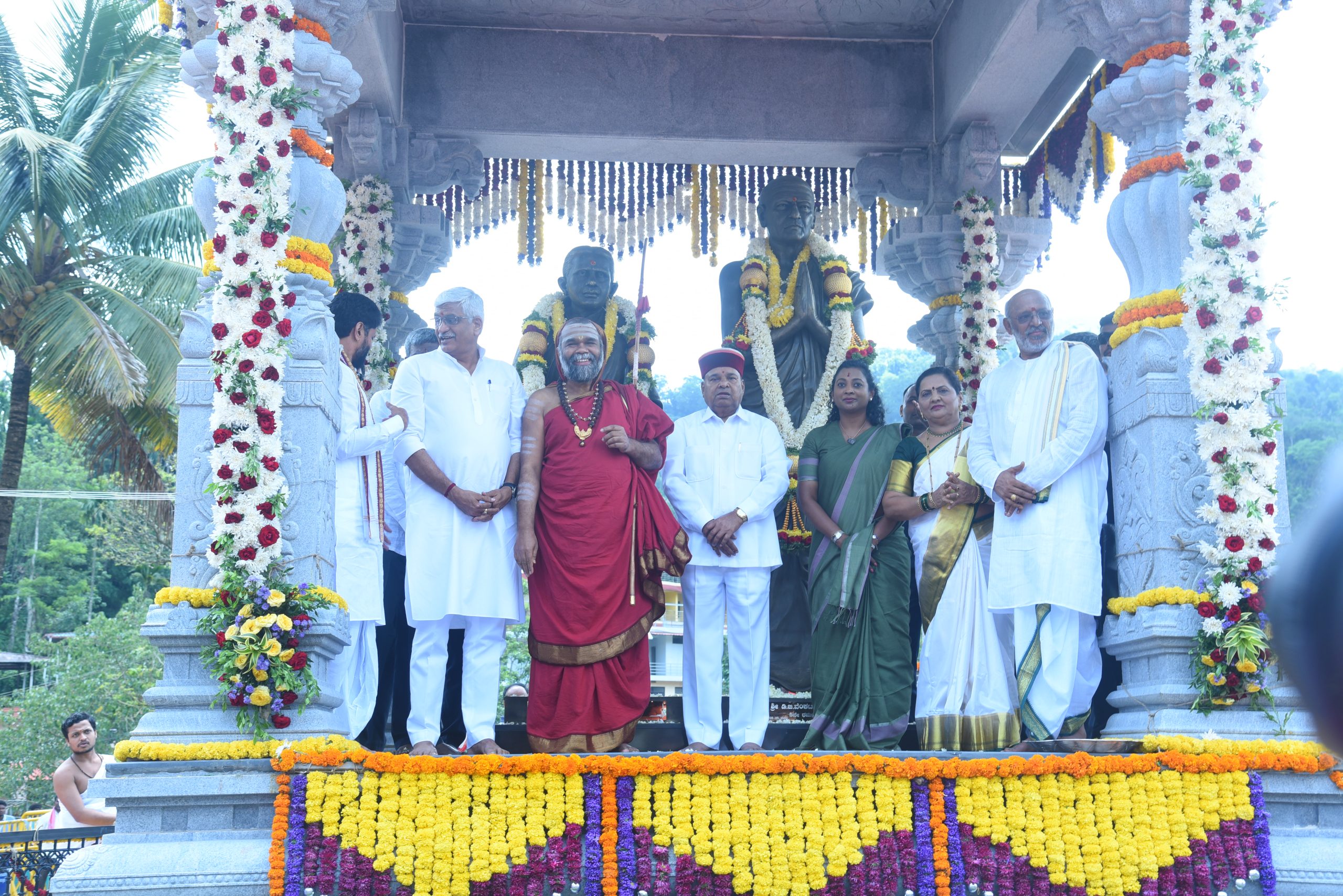 ಹೊರನಾಡಿನಲ್ಲಿ ರಾಜ್ಯಪಾಲರಿಂದ ಕಂಚಿನ ಪುತ್ಥಳಿ ಅನಾವರಣ