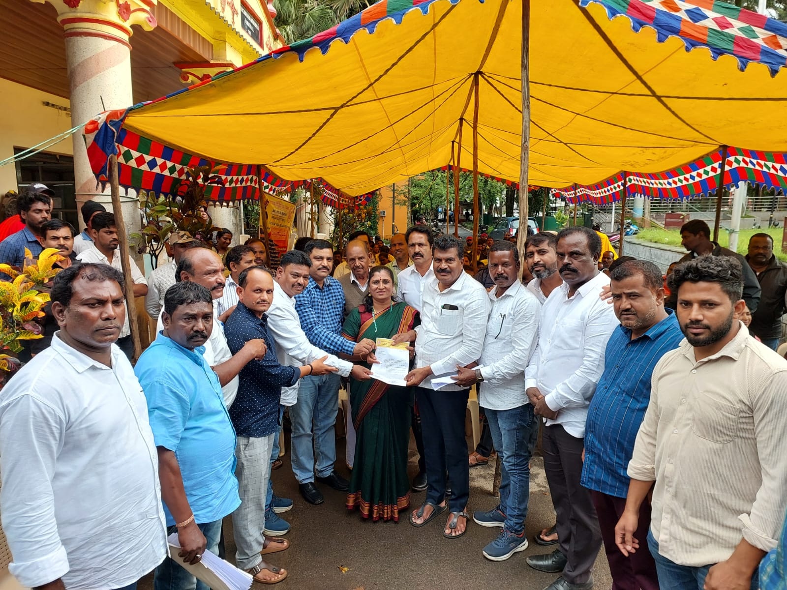 ಮುಷ್ಕರ ನಿರತರ ಪೌರಸೇವಾ ನೌಕರರ ಬಳಿಗೆ ಶಾಸಕ ತಮ್ಮಯ್ಯ ಭೇಟಿ
