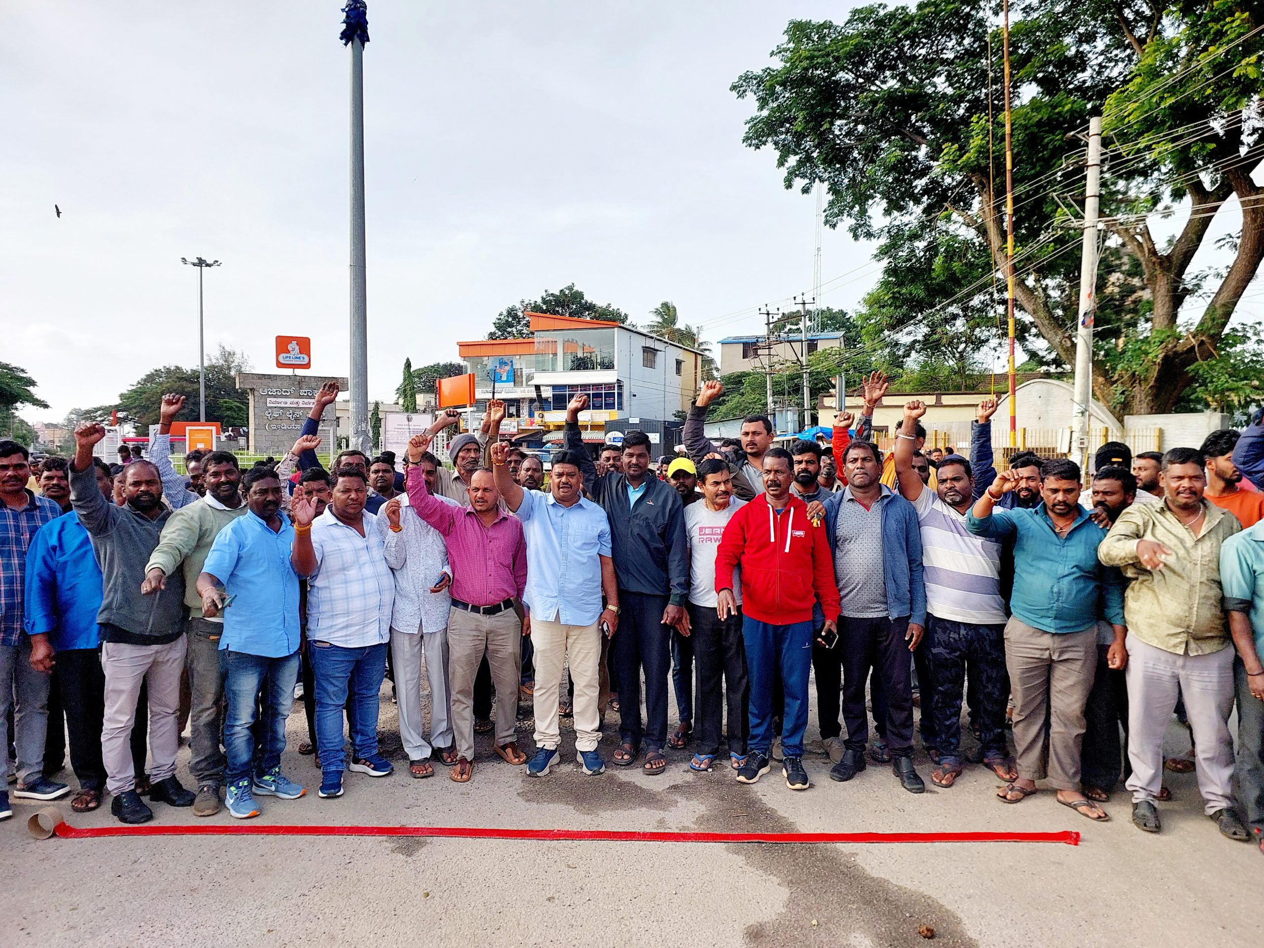 ಪೌರಸೇವಾ ನೌಕರರ ಬೇಡಿಕೆ ಈಡೇರಿಸಿದ ಸರ್ಕಾರ-ಸಂಭ್ರಮಿಸಿದ ಪೌರಸೇವಾ ನೌಕರರು