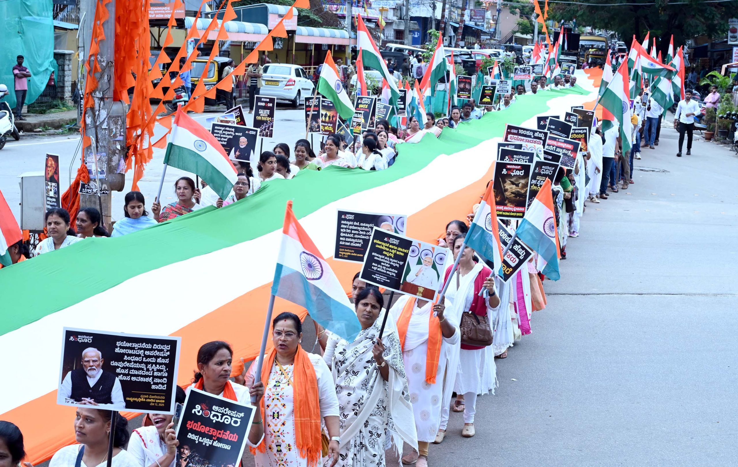 ಸೈನಿಕರಿಗೆ ಆತ್ಮಸ್ಥೈರ್ಯ ತುಂಬಲು ನಗರದಲ್ಲಿ  ತಿರಂಗಾಯಾತ್ರೆ