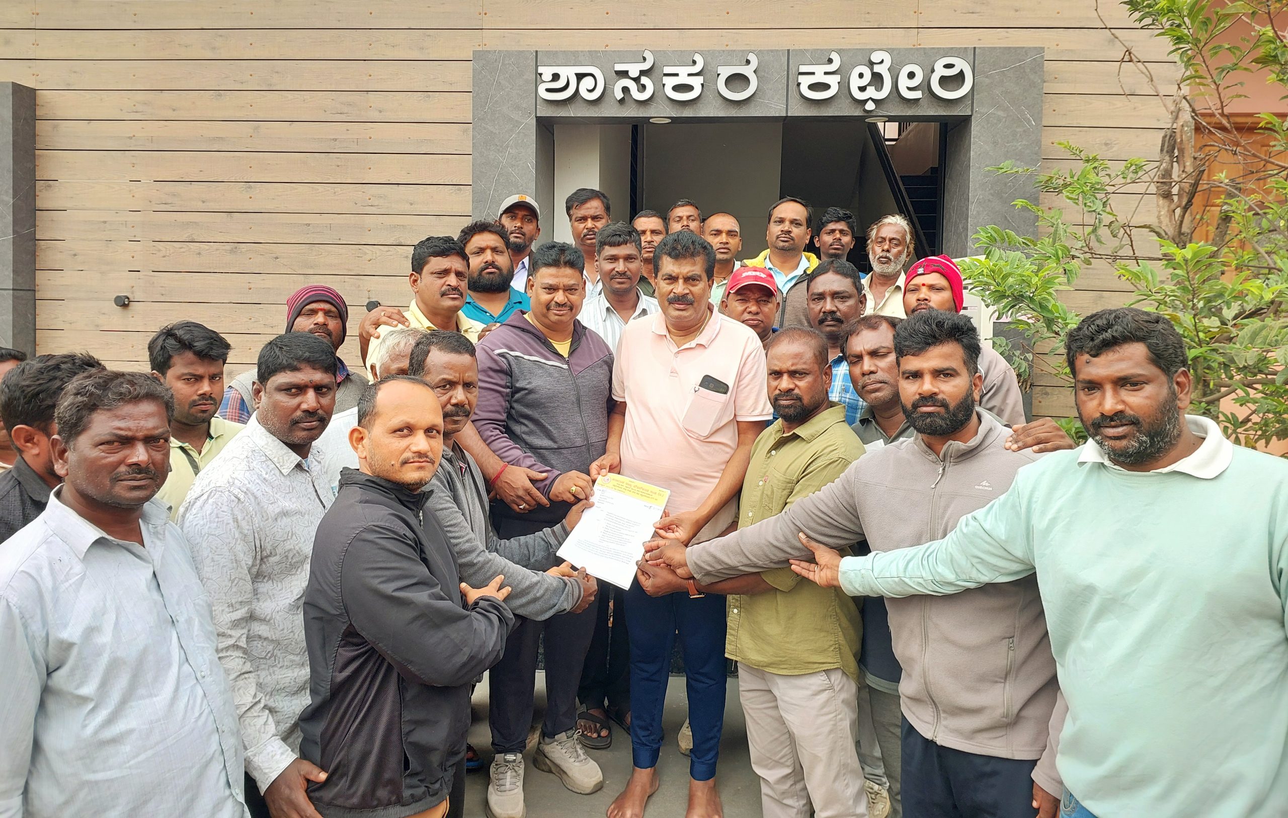 ಹೊರಗುತ್ತಿಗೆ ನೌಕರರ ಖಾಯಂಗೊಳಿಸುವಂತೆ ಆಗ್ರಹಿಸಿ ಶಾಸಕರಿಗೆ ಮನವಿ