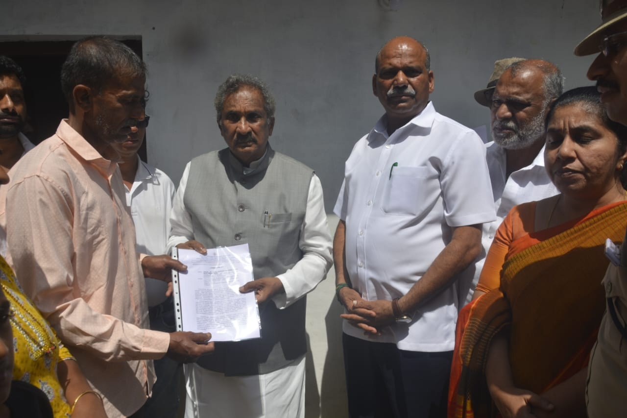 ಜಿಲ್ಲಾ ಉಸ್ತುವಾರಿ ಸಚಿವರಿಂದ 5 ಲಕ್ಷ ರೂ.ಗಳ ಪರಿಹಾರದ ಚೆಕ್ ವಿತರಣೆ