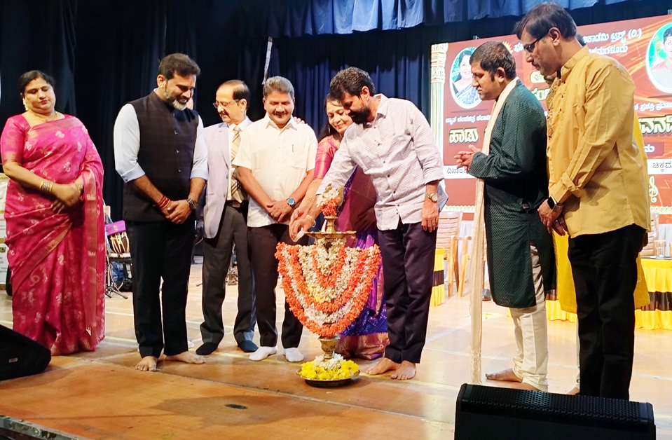 ಸಾಮಾಜಿಕ ಮಾಧ್ಯಮಗಳಿಂದ ಸುಗಮ ಸಂಗೀತ ನೇಪಥ್ಯ