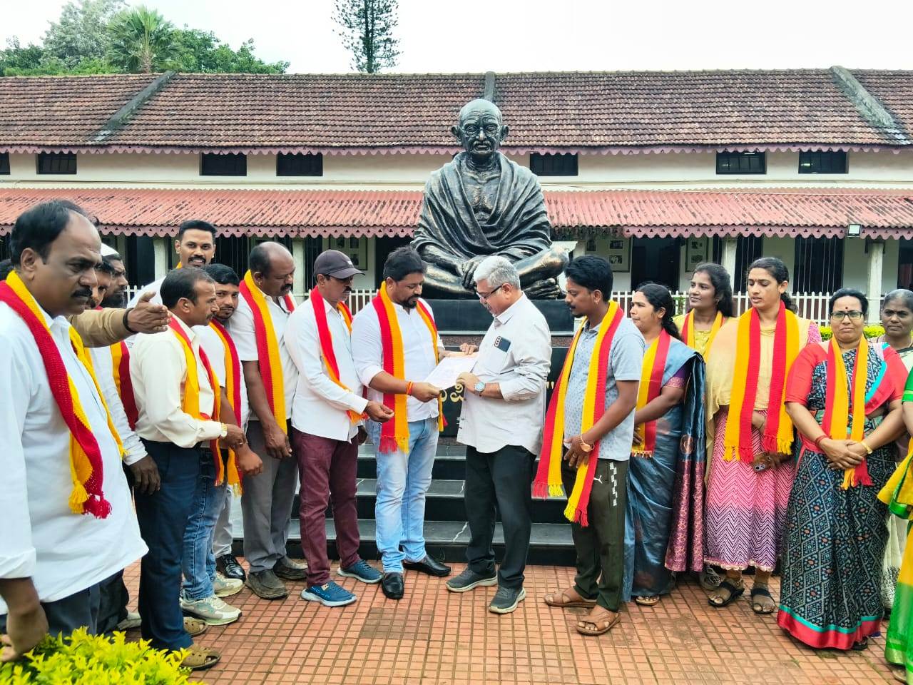 ರಾಜ್ಯದ ಶಿಕ್ಷಣ ವ್ಯವಸ್ಥೆಯಲ್ಲಿ ದ್ವಿಭಾಷಾ ನೀತಿ ಜಾರಿಗೊಳಿಸಲು ಮನವಿ