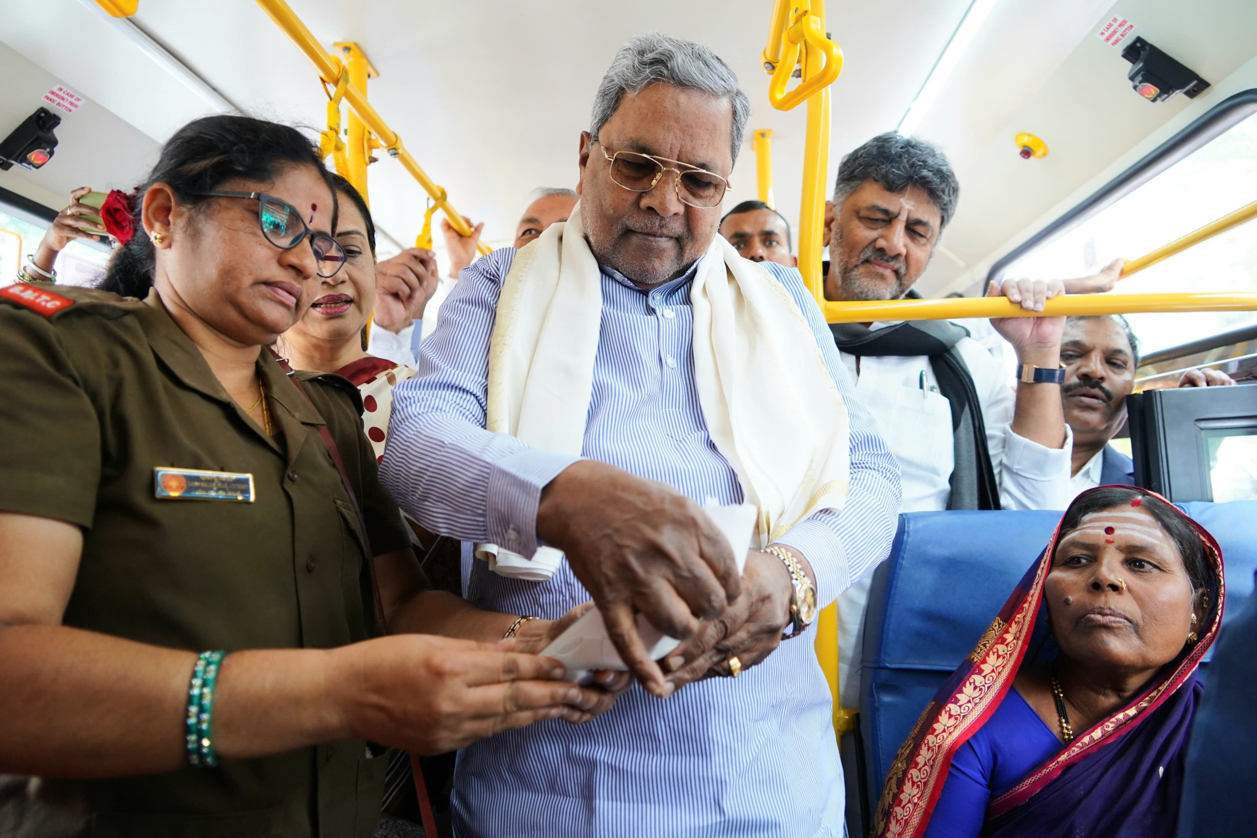 500ನೇ ಕೋಟಿ ಮಹಿಳೆಗೆ ಸಾಂಕೇತಿಕವಾಗಿ ಟಿಕೆಟ್ ವಿತರಿಸಿದ ಸಿಎಂ