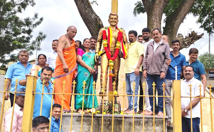 ನಟ ಡಾ. ಪುನೀತ್ರಾಜ್ಕುಮಾರ್ ಪ್ರತಿಮೆ ಸ್ಥಾಪನೆ