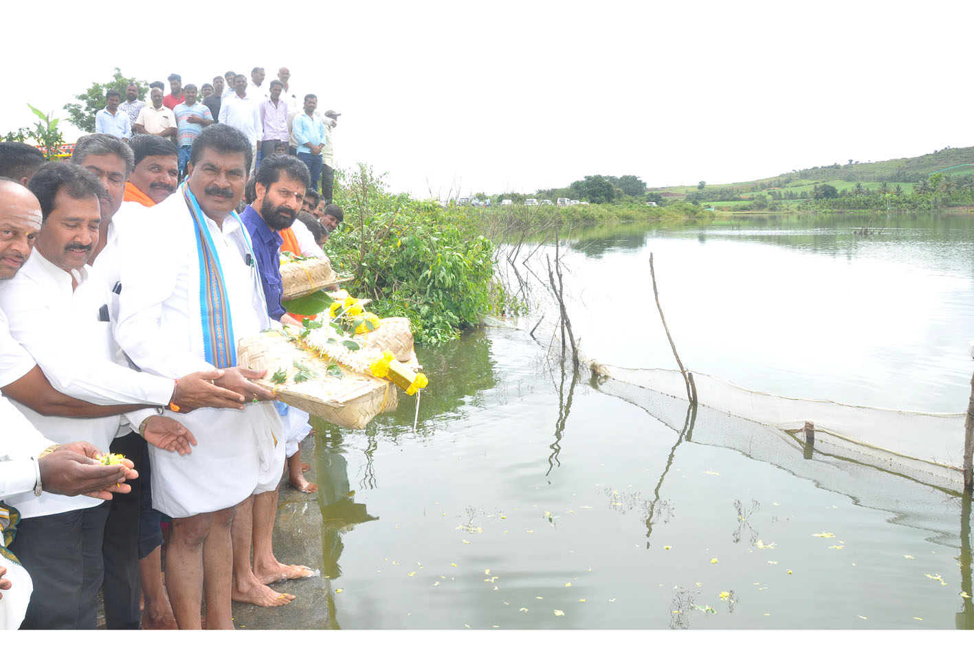 ಹಿಂದೂ ಸಂಪ್ರದಾಯದಂತೆ ಕೆರೆ ಕೋಡಿಬಿದ್ದಾಗ ಗಂಗಾಪೂಜೆ