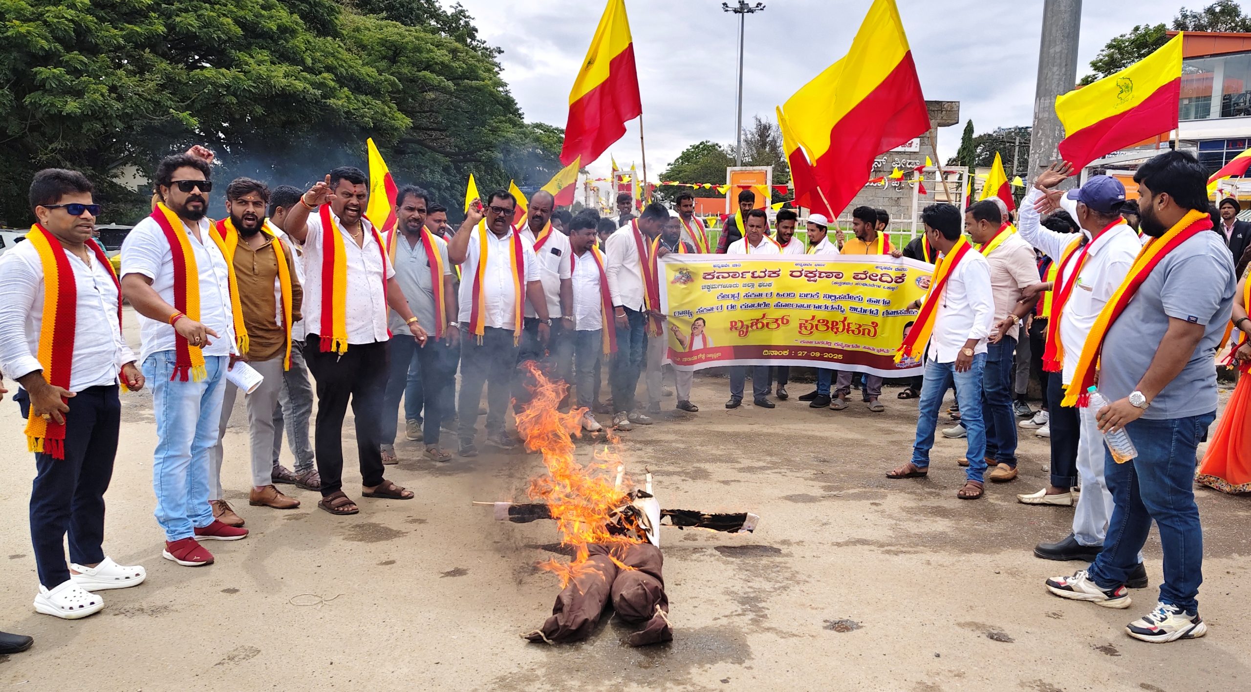 ಬೆಂಗಳೂರಿನಲ್ಲಿ ಕರವೇ ಕಾರ್ಯಕರ್ತರ ಬಂಧನ : ಬಿಡುಗಡೆಗೆ ಆಗ್ರಹಿಸಿ ಧರಣಿ