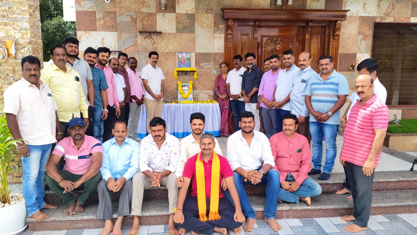 ಬಿಜೆಪಿ ಕಾರ್ಯಕರ್ತನ ಮನೆಯಲ್ಲಿ ಮನ್ ಕೀ ಬಾತ್ ವೀಕ್ಷಿಸಿ ಮುಖಂಡರು
