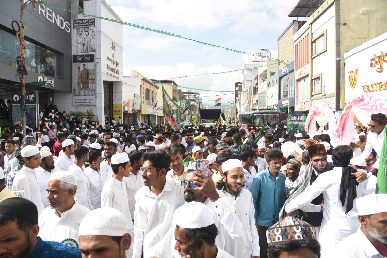 ಮುಸ್ಲಿಂ ಬಾಂಧವರಿಂದ ಸಂಭ್ರಮದಿಂದ ಈದ್‌–ಮಿಲಾದ್ ಹಬ್ಬ ಆಚರಣೆ