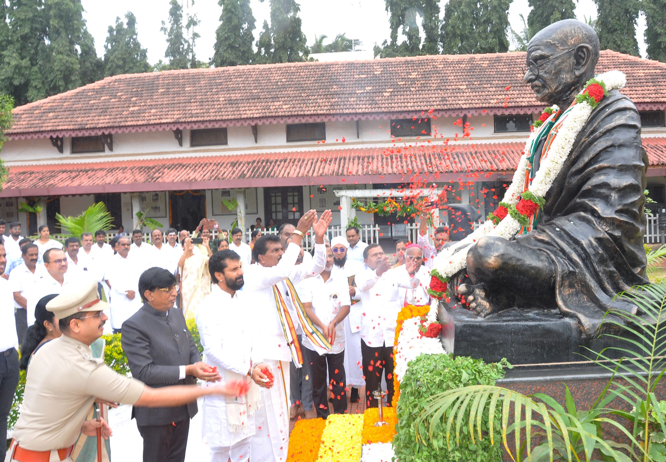 ಜಿಲ್ಲಾಡಳಿತದಿಂದ ರಾಷ್ಟ್ರಪಿತ ಮಹಾತ್ಮಾ ಗಾಂಧೀಜಿ ಜನ್ಮ ದಿನಾಚರಣೆ