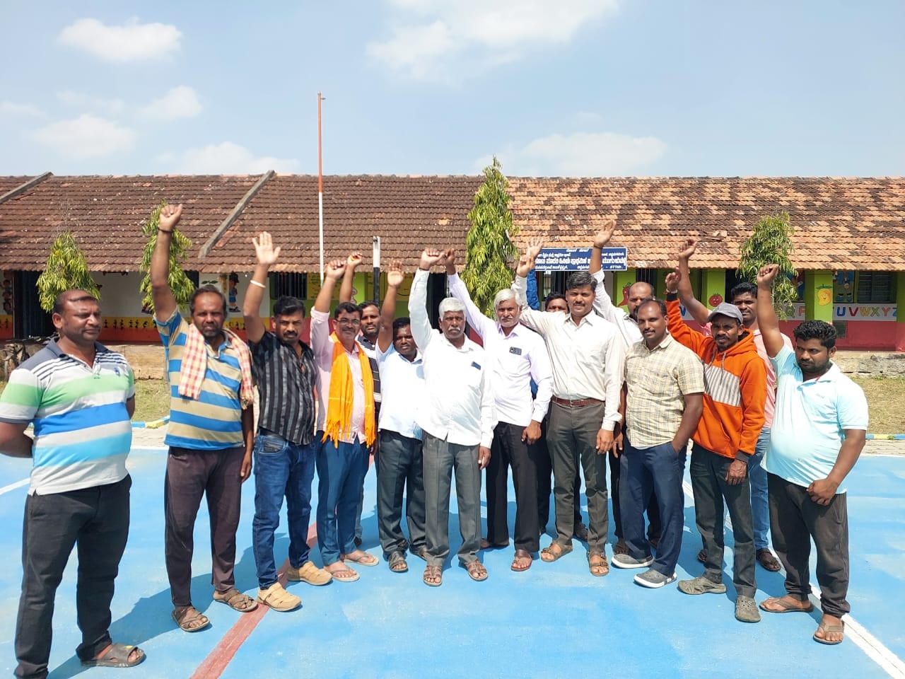 ದೈಹಿಕ ಶಿಕ್ಷಕರ ವರ್ಗಾಯಿಸದಂತೆ ಆಗ್ರಹಿಸಿ ಗ್ರಾಮಸ್ಥರ ಪ್ರತಿಭಟನೆ