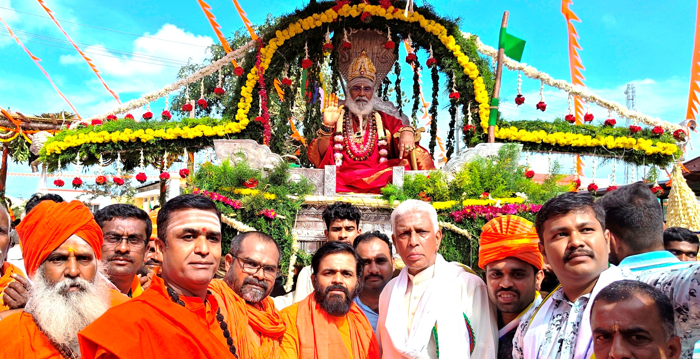 ವಿಜೃಂಭಣೆಯಿಂದ ನಡೆದ ಪಂಚ ಪೀಠಾಧೀಶರ ಅಡ್ಡಪಲ್ಲಕ್ಕಿ ಮಹೋತ್ಸವ