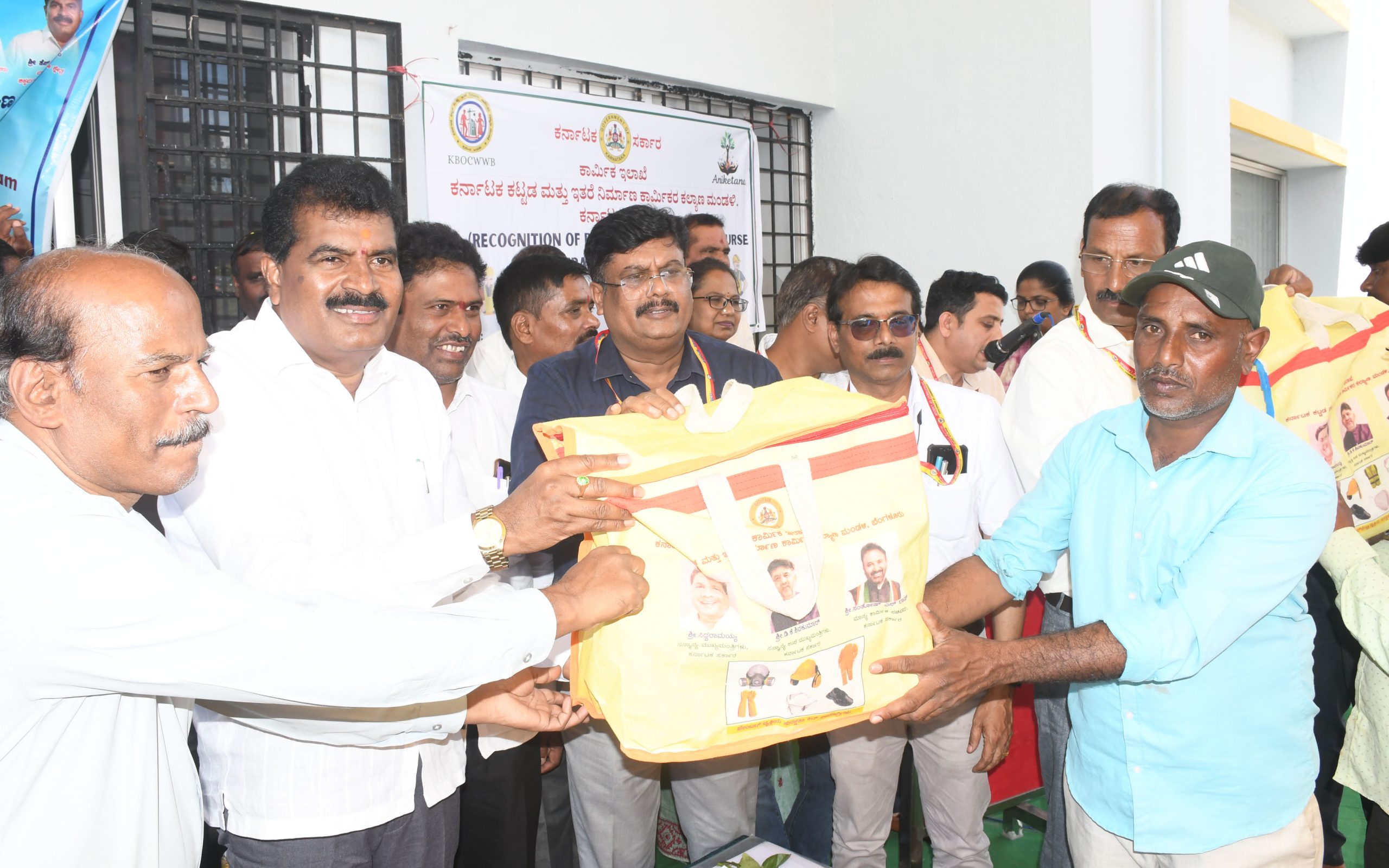 ಶ್ರಮಿಕ ಕಟ್ಟಡ ಕಾರ್ಮಿಕರು ನೊಂದಾಯಿಸಿಕೊಂಡು ಸರ್ಕಾರದ ಸೌಲಭ್ಯ ಪಡೆಯಿರಿ